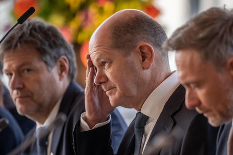 Olaf Scholz in der Mitte von Robert Habeck und Christian Lindner