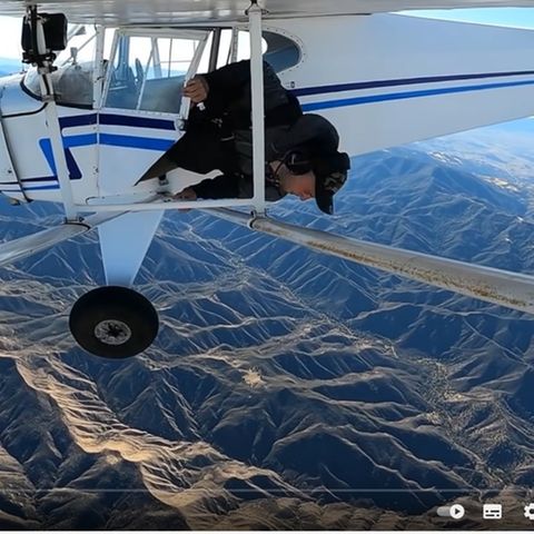 Trevor Jacob springt aus seinem Flugzeug und lässt sich dabei von vorab installierten Kameras filmen