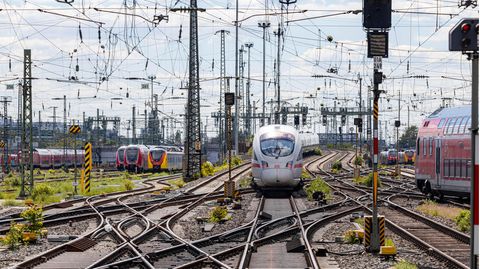 Deutsche Bahn: Ein ICE verlässt den Frankfurter Hauptbahnhpf