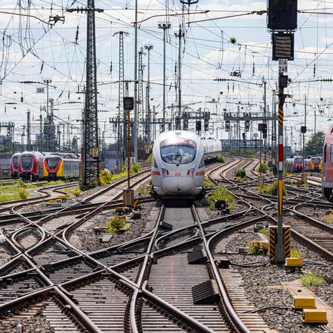 Deutsche Bahn: Ein ICE verlässt den Frankfurter Hauptbahnhpf