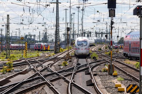 Deutsche Bahn: Ein ICE verlässt den Frankfurter Hauptbahnhpf