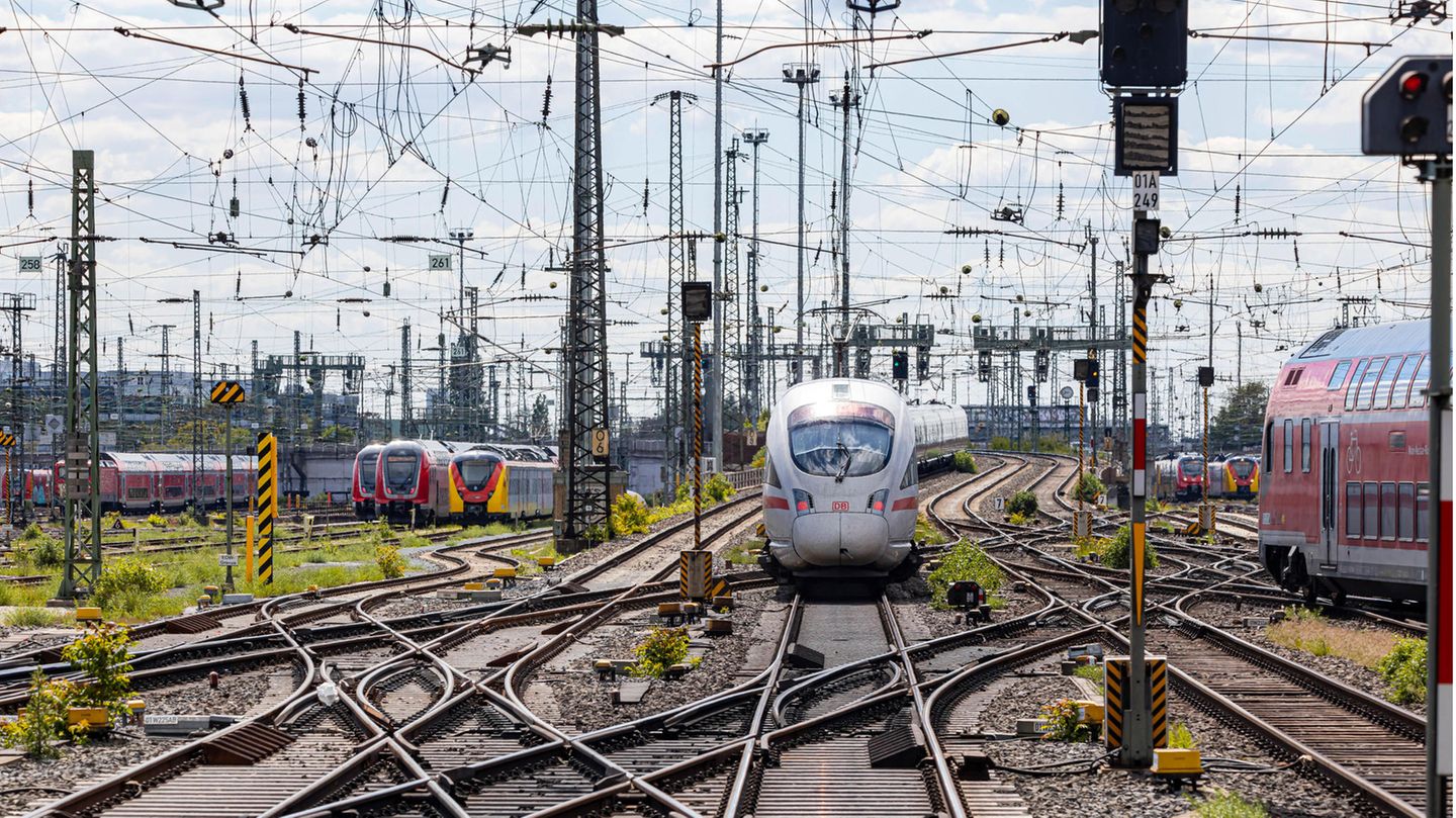 Deutsche Bahn: Ein ICE verlässt den Frankfurter Hauptbahnhpf