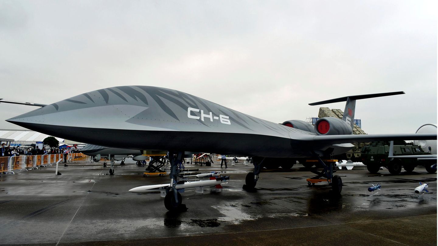 Ein umbemanntes Flugzeug von CASC steht während einer Ausstellung auf einem Flugplatz