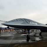 Ein umbemanntes Flugzeug von CASC steht während einer Ausstellung auf einem Flugplatz