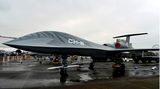 Ein umbemanntes Flugzeug von CASC steht während einer Ausstellung auf einem Flugplatz