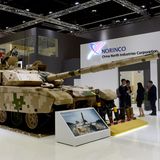 Auf einem Messestand von NORINCO steht ein Panzer