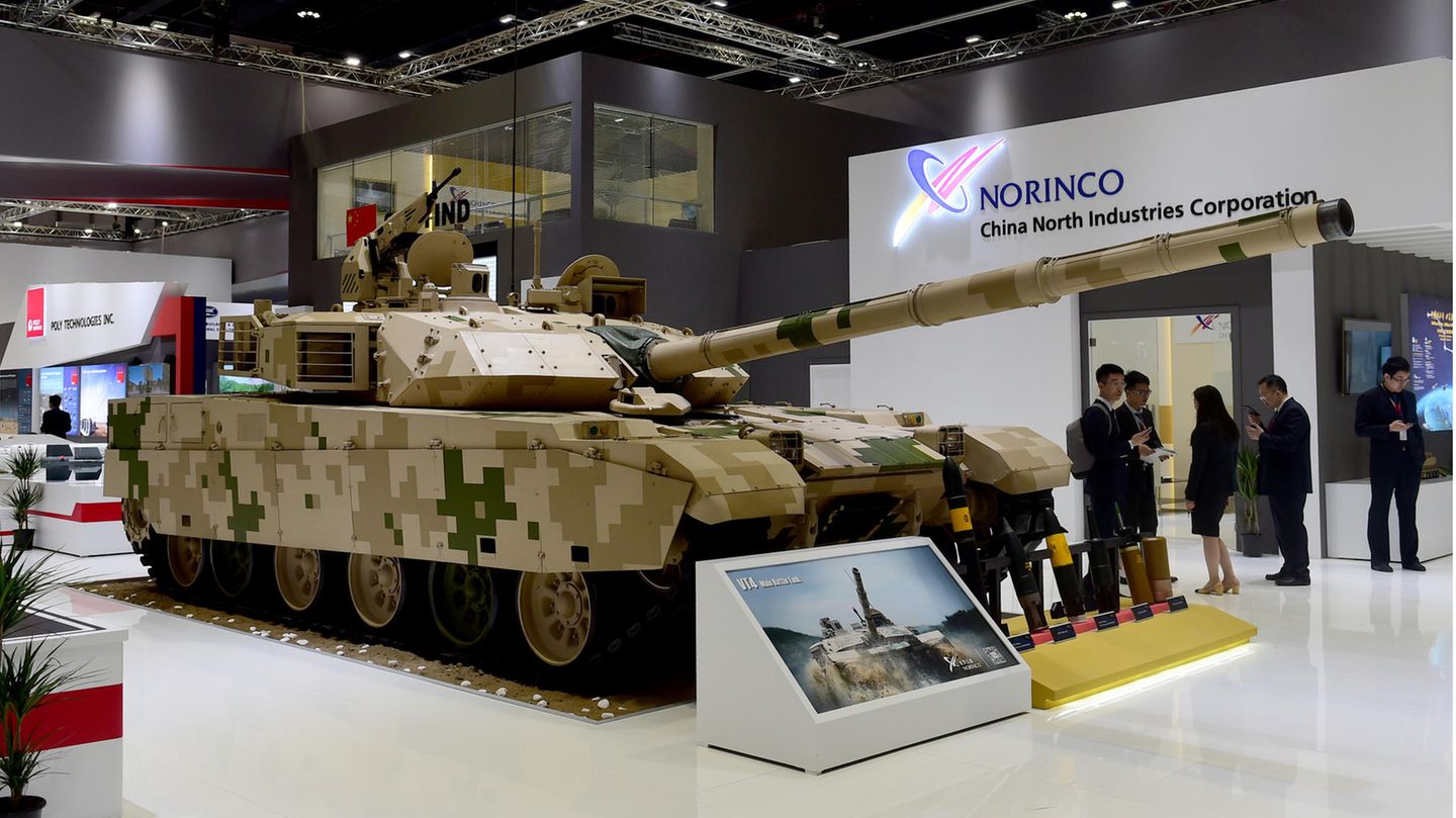 Auf einem Messestand von NORINCO steht ein Panzer