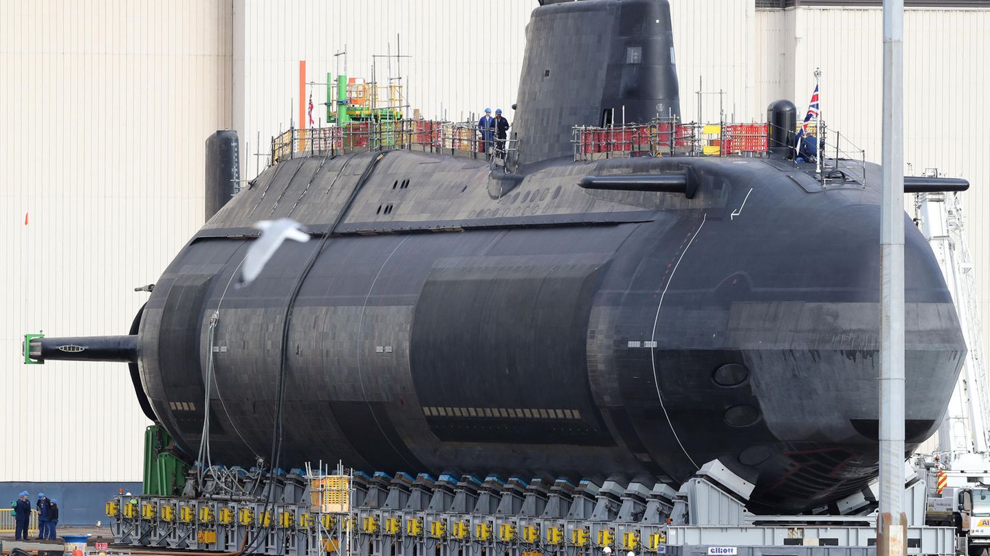 Ein U-Boot von BAE Systems wird für den Stapellauf vorbereitet