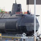 Ein U-Boot von BAE Systems wird für den Stapellauf vorbereitet