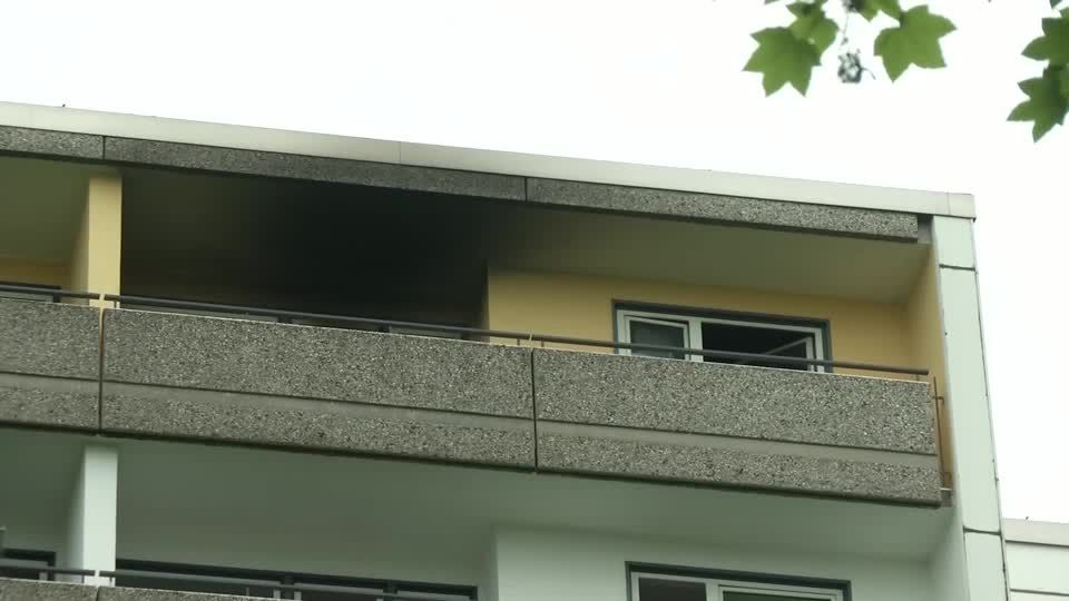 Video: Explosion in Ratingen: Einsatzkräfte verließen "selbst brennend" das Haus