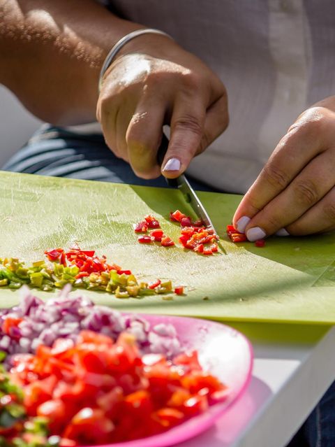 Eine Frau schneidet Gemüse