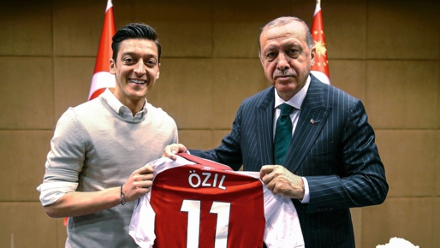 Mesut Özil posts a photo with Recep Tayyip Erdogan again