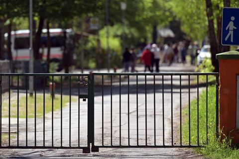 Menschen gehen auf dem Gelände des Ferienlagers in Heidesee in Brandenburg umher, wo es zu dem rassistischen Vorfall kam