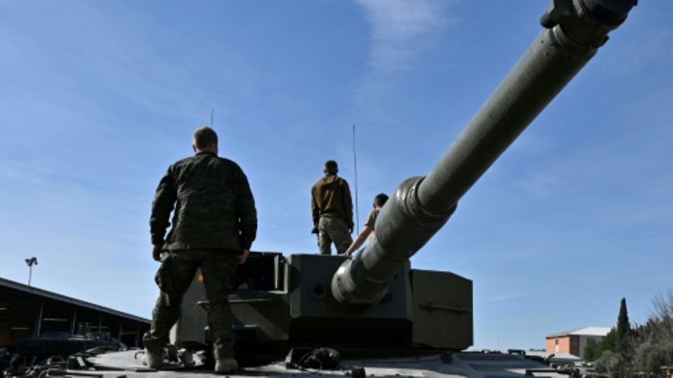 Ukrainische Soldaten bei Ausbildung an Leopard-Panzer