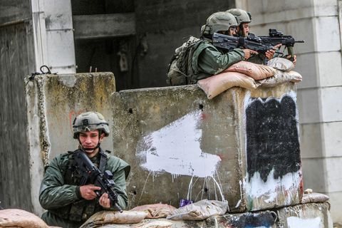 Israelische Soldaten gehen in der Stadt Hawara südlich von Nablus in Stellung