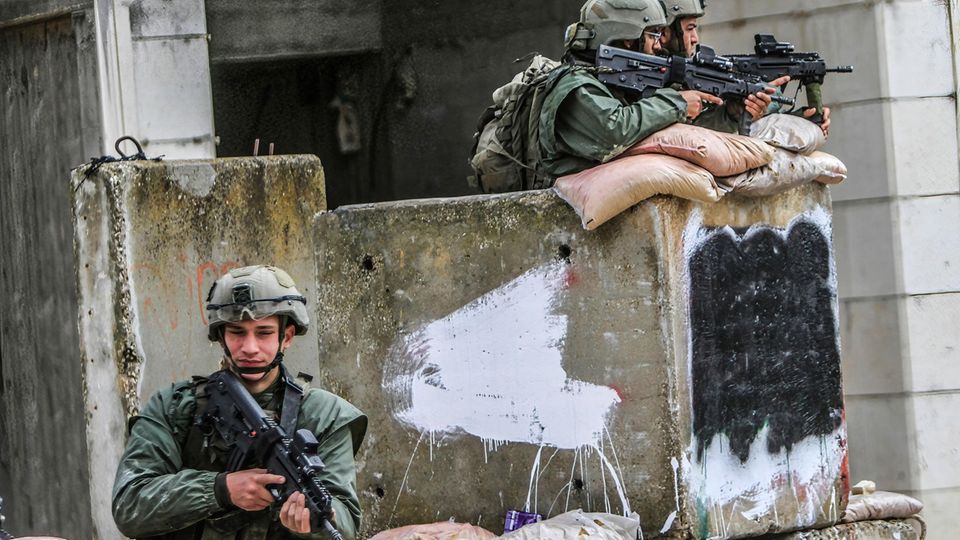Israelische Soldaten gehen in der Stadt Hawara südlich von Nablus in Stellung