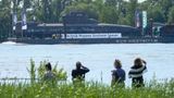 Schaulustige beobachten das U-Boot bei seiner Fahrt auf dem Rhein