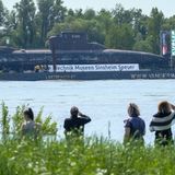 Schaulustige beobachten das U-Boot bei seiner Fahrt auf dem Rhein