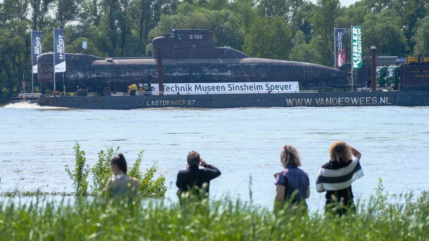 Schaulustige beobachten das U-Boot bei seiner Fahrt auf dem Rhein
