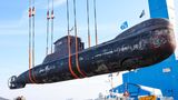 Das U-Boot "U17" wird auf ein Schwimmponton verladen
