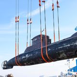 Das U-Boot "U17" wird auf ein Schwimmponton verladen