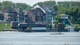 Das U-Boot fährt am Samstag an Düsseldorf vorbei