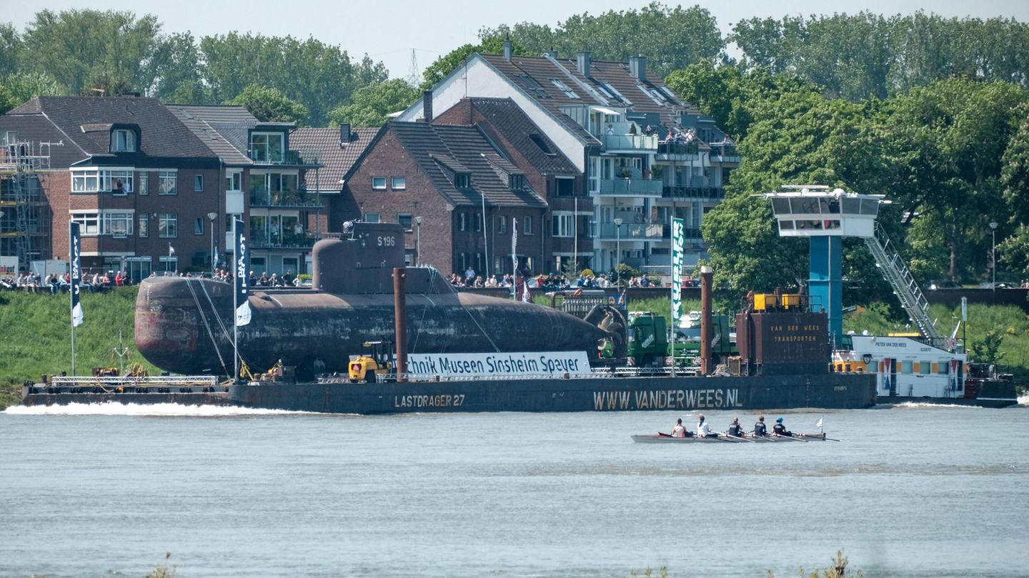 Das U-Boot fährt am Samstag an Düsseldorf vorbei