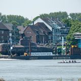 Das U-Boot fährt am Samstag an Düsseldorf vorbei