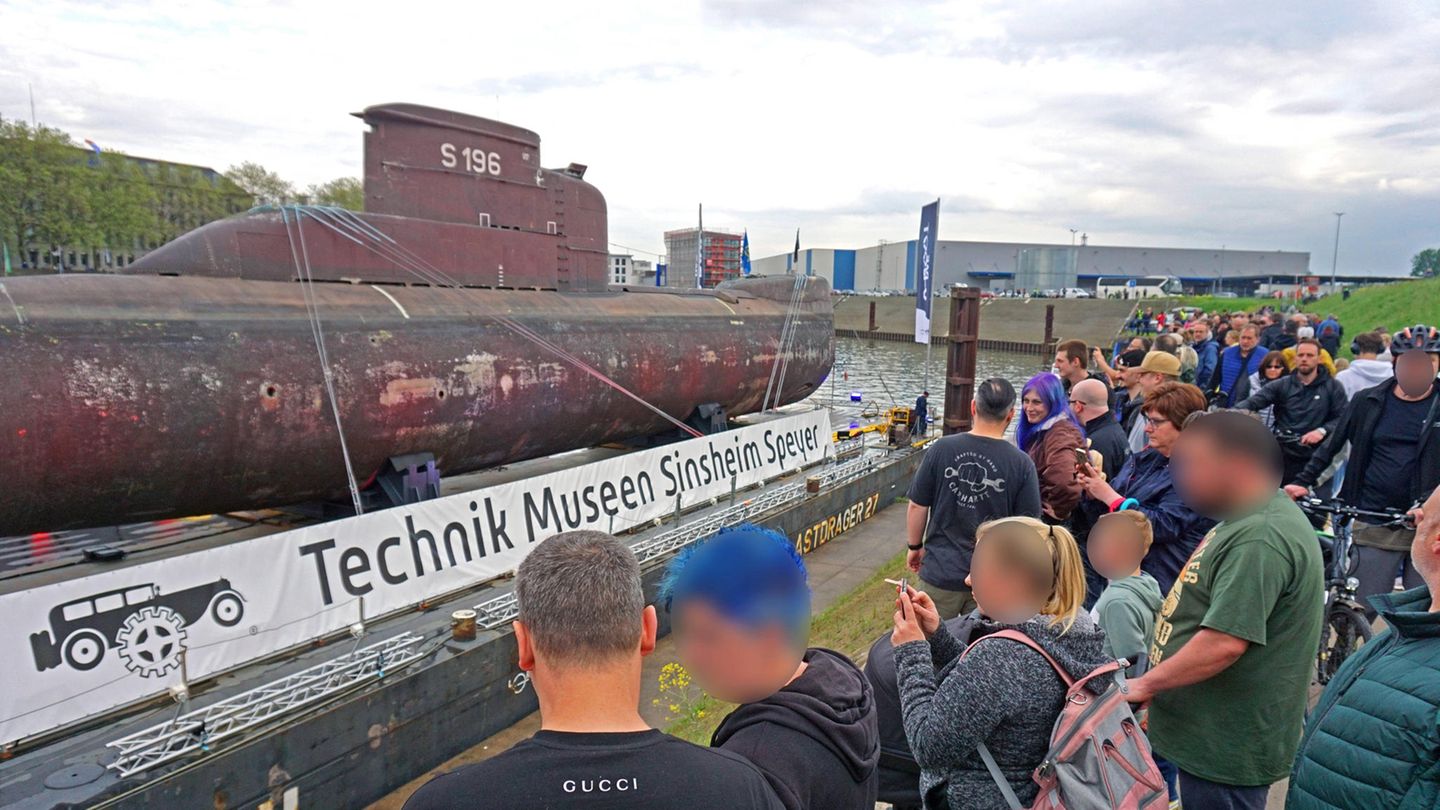Schaulustige in Duisburg beobachten das U-Boot