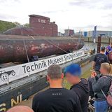 Schaulustige in Duisburg beobachten das U-Boot