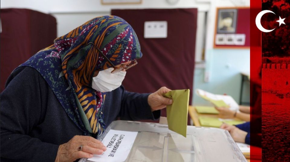 Tag der Entscheidung in der Türkei: Eine Frau gibt in einem Wahllokal in Ankara ihre Stimme ab