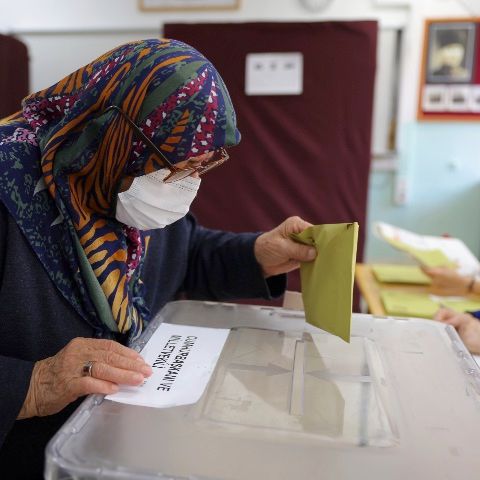Tag der Entscheidung in der Türkei: Eine Frau gibt in einem Wahllokal in Ankara ihre Stimme ab