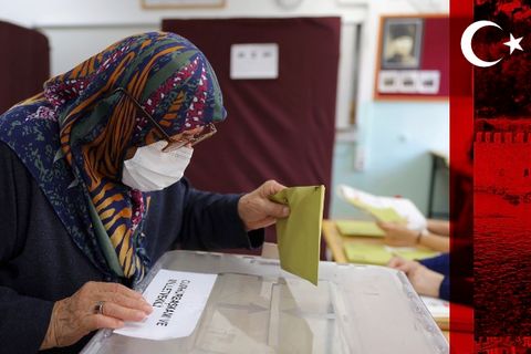 Tag der Entscheidung in der Türkei: Eine Frau gibt in einem Wahllokal in Ankara ihre Stimme ab