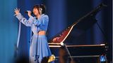 In einem raffinierten Jumpsuit sang Alika Milova aus Estland "Bridges".