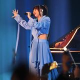 In einem raffinierten Jumpsuit sang Alika Milova aus Estland "Bridges".