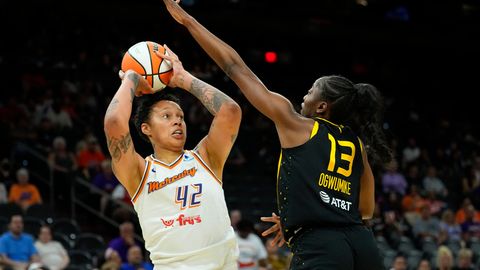 Brittney Griner steht vor einer Gegenspielerin und holt zum Wurf aus