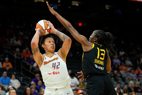 Brittney Griner steht vor einer Gegenspielerin und holt zum Wurf aus