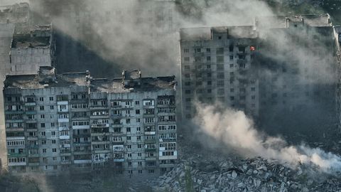 Rauch steigt aus Gebäuden in Bachmut auf