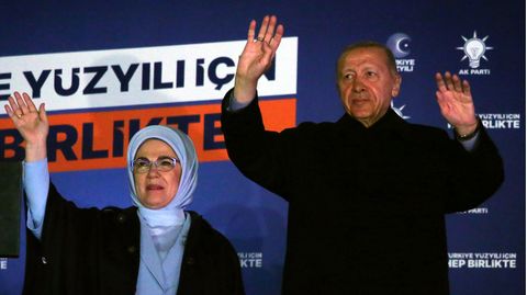 Der Präsident der Türkei Recep Tayyip Erdogan und seine Frau Emine winken zu Anhängern in der Parteizentrale in Ankara