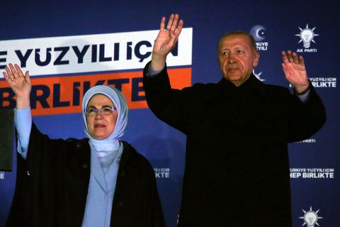 Der Präsident der Türkei Recep Tayyip Erdogan und seine Frau Emine winken zu Anhängern in der Parteizentrale in Ankara