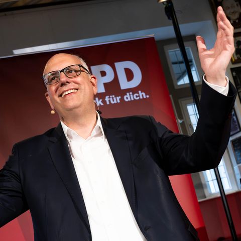 Andreas Bovenschulte, SPD, spricht nach der Bremen-Wahl zur Bürgerschaft auf der Bühne der SPD-Wahlparty