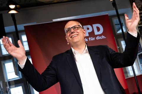Andreas Bovenschulte, SPD, spricht nach der Bremen-Wahl zur Bürgerschaft auf der Bühne der SPD-Wahlparty