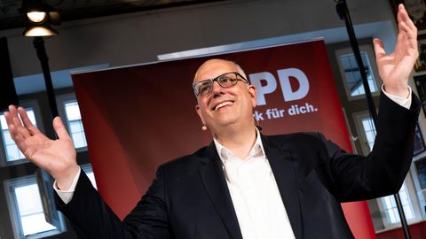 Andreas Bovenschulte, SPD, spricht nach der Bremen-Wahl zur Bürgerschaft auf der Bühne der SPD-Wahlparty