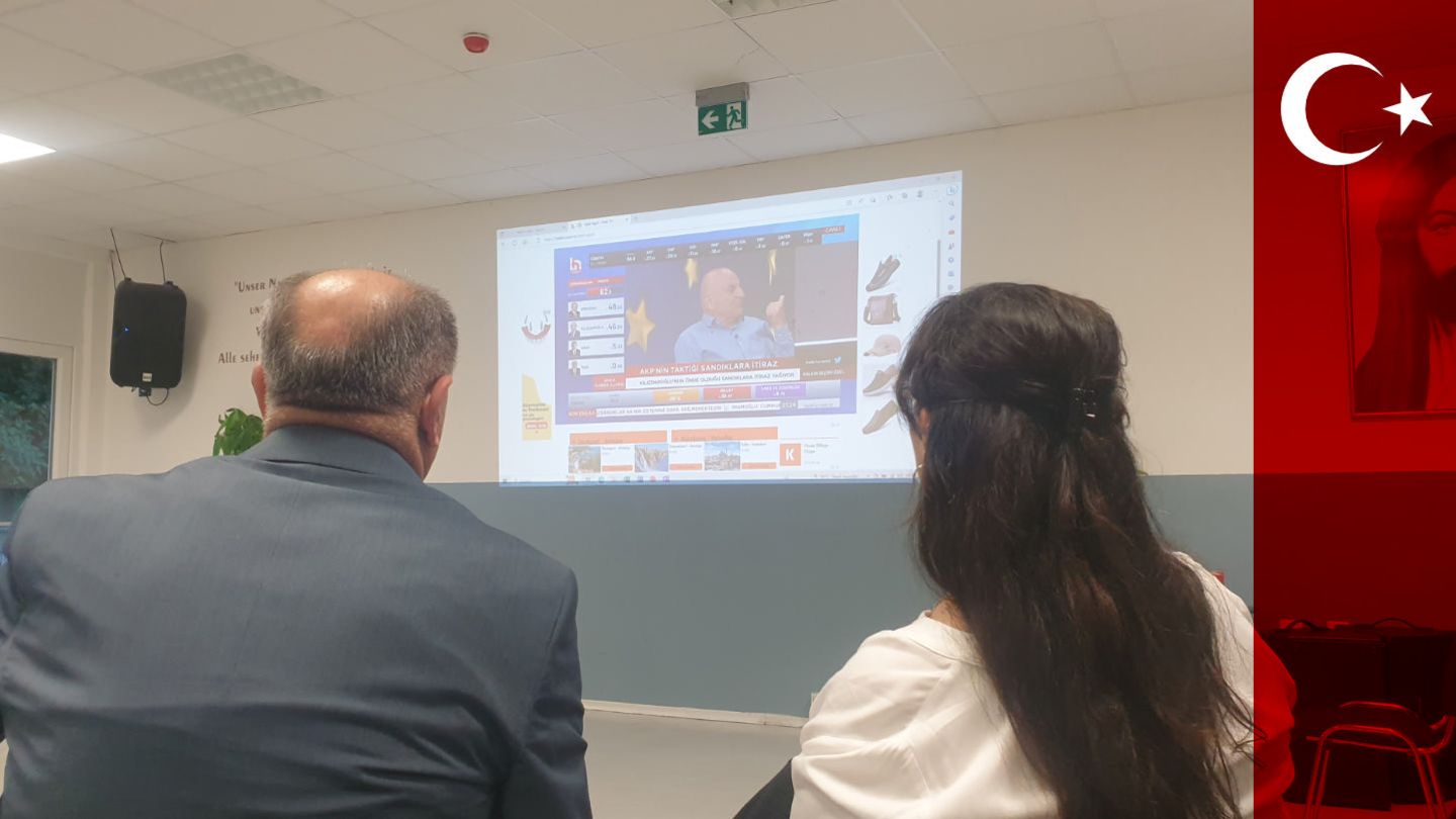 Eine alevitische Gemeinde in Stuttgart verfolgt die ersten Ergebnisse der Wahl in der Türkei