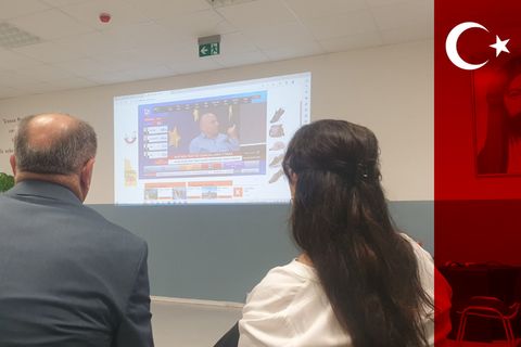 Eine alevitische Gemeinde in Stuttgart verfolgt die ersten Ergebnisse der Wahl in der Türkei