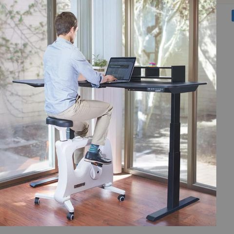 Das Desk-Bike von FlexiSpot überzeugt durch schlichtes, unauffälliges Design und durchdachte Details. 