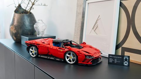 Lego Angebote im Mai: Technic Ferrari Daytona SP3 steht auf einem Sideboard