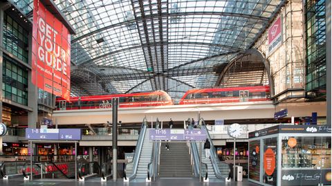 Streik abgesagt: Fast menschenleer ist die Halle im Hauptbahnhof Berlin