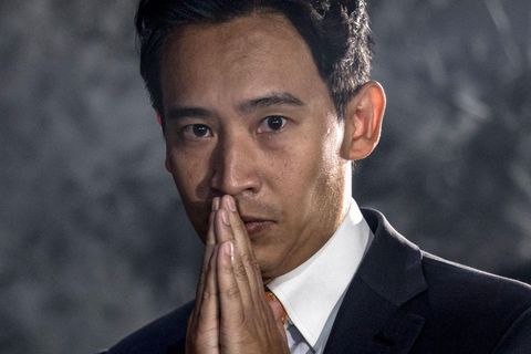 Thailand: Oppositionschef Pita von der Move-Forward-Partei grüßt die Presse mit geschlossenen Händen