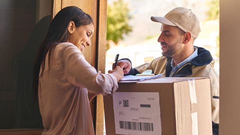 Bisher Standard: Beim Erhalt eines Paketes unterschreibt man dies dem Boten